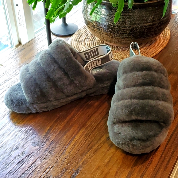 Uggs fluff yeah sandals - Picture 1 of 8